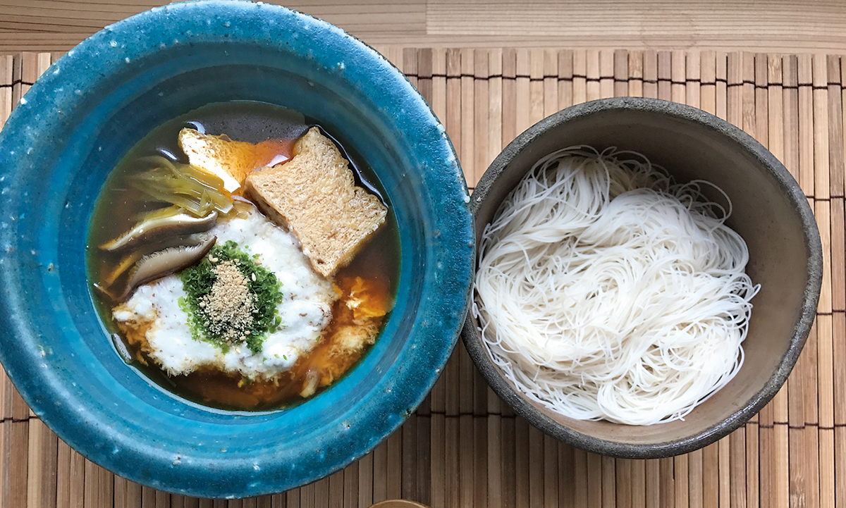 玄米ビーフンと長いものつけ麺風