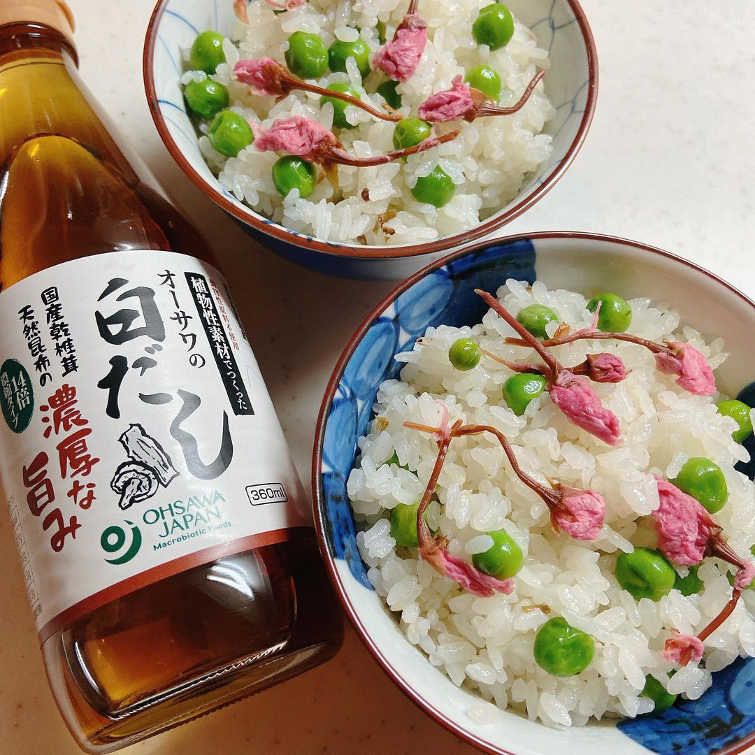 桜の花の塩漬けとグリーンピースの炊き込みご飯