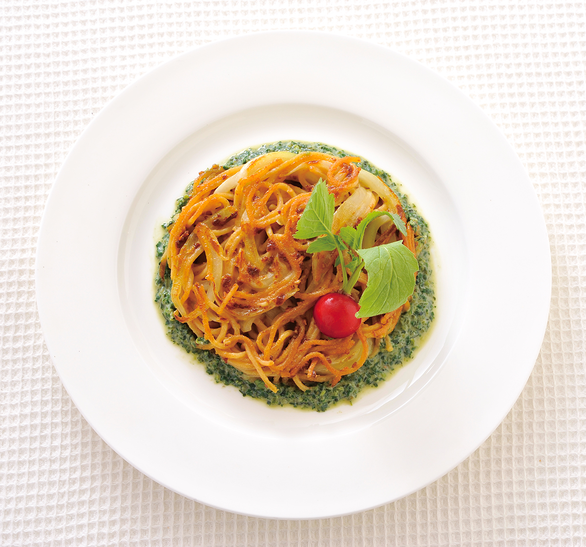 新玉ねぎとセイタンのパスタ・ガレット 春菊クリームソース