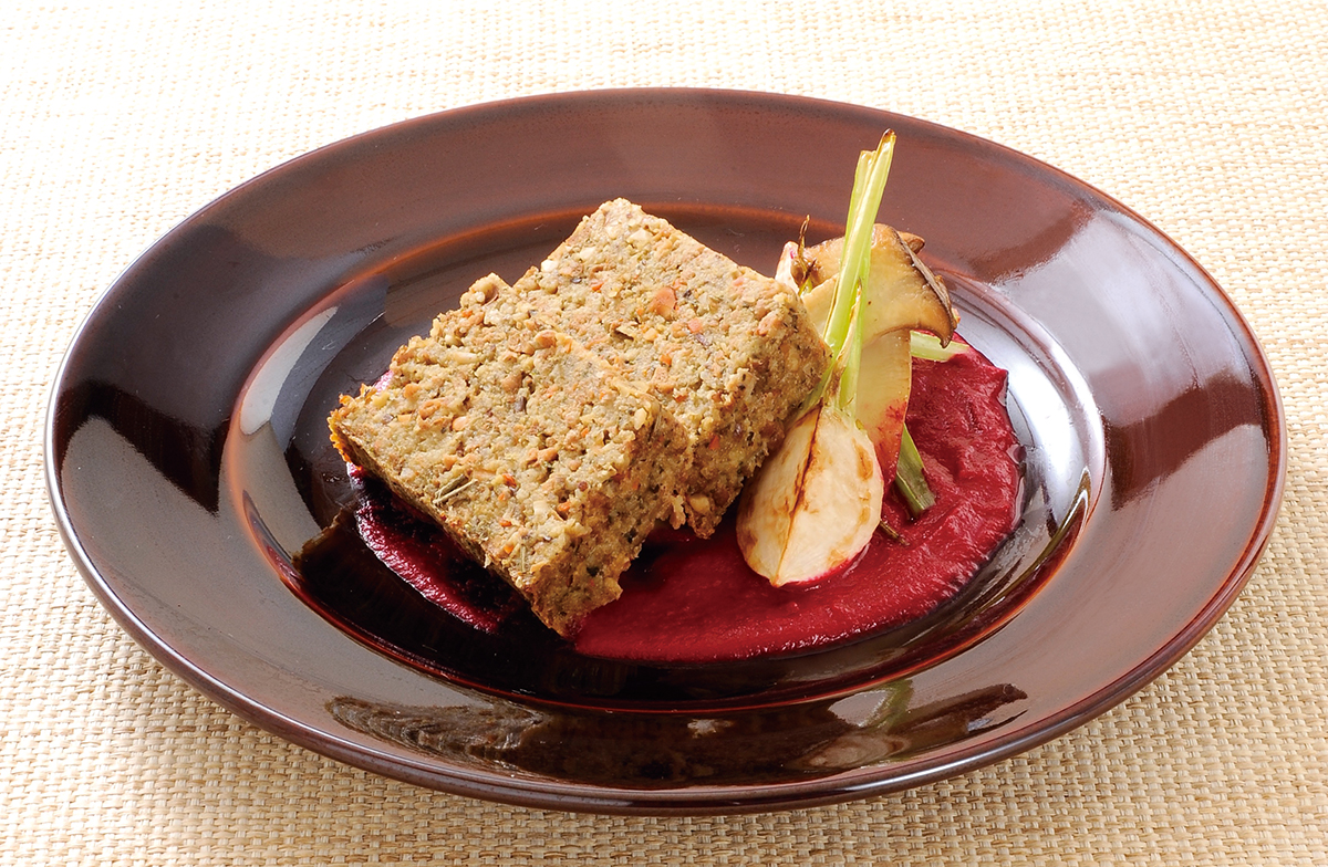 たかきびと金時豆のブッシュ・ド・ノエル 豆味噌ワイン・ソース(主菜)