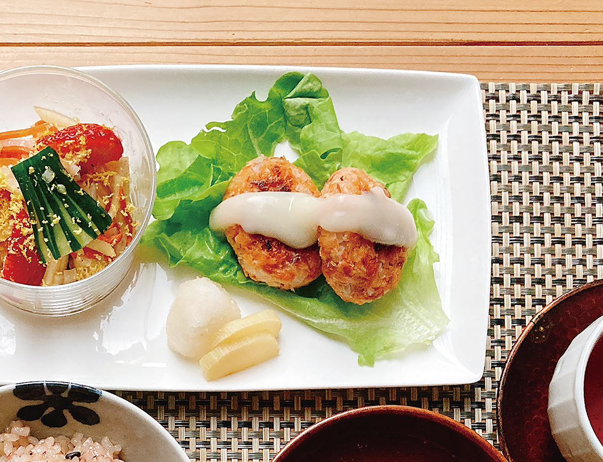 鮭ハンバーグ（ベシャメルソース） 大根おろし添え