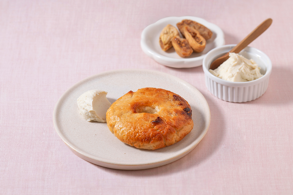 いちじく入り米粉のベーグル　豆乳クリームチーズ添え