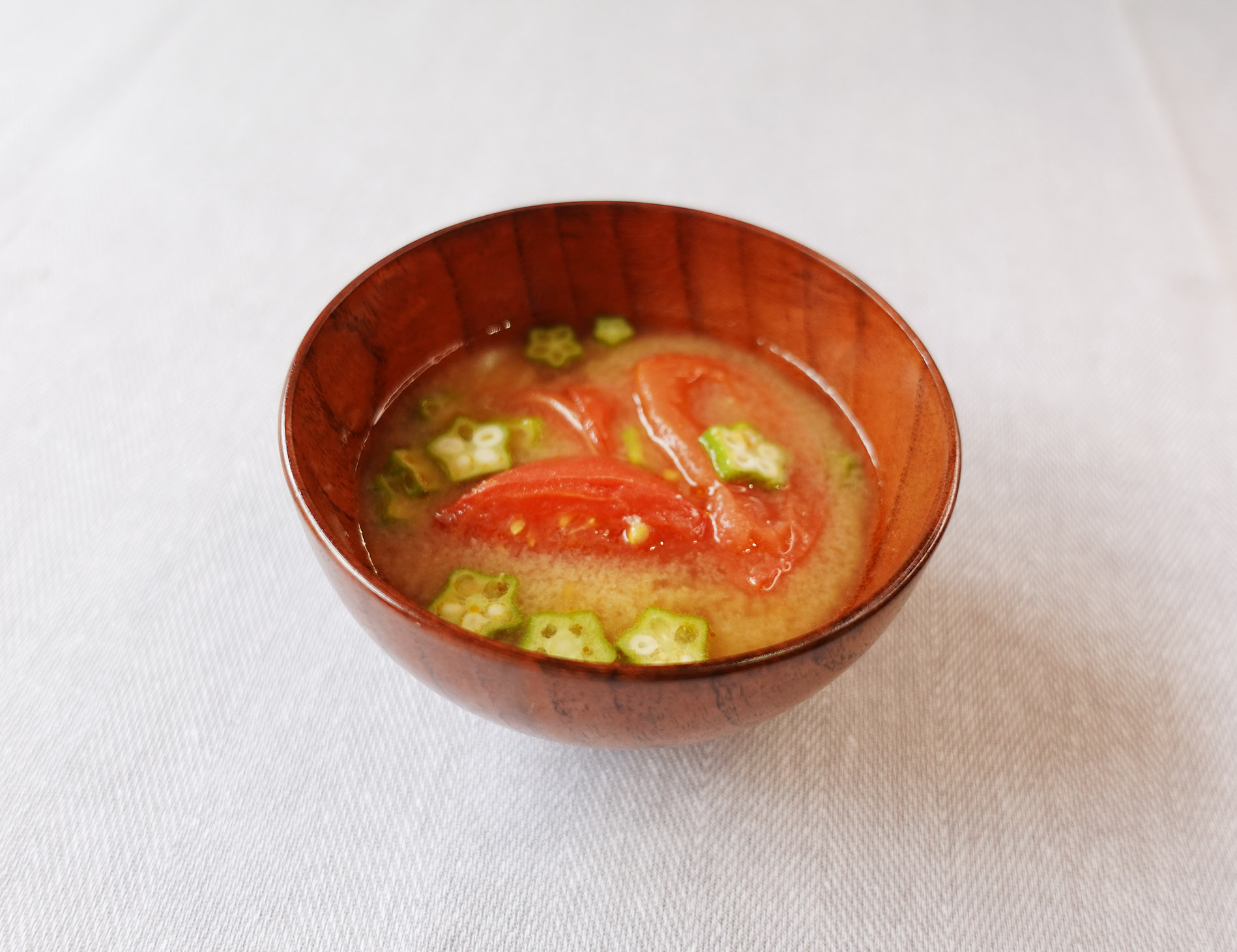 トマトとおくらの味噌汁（夏の養生）